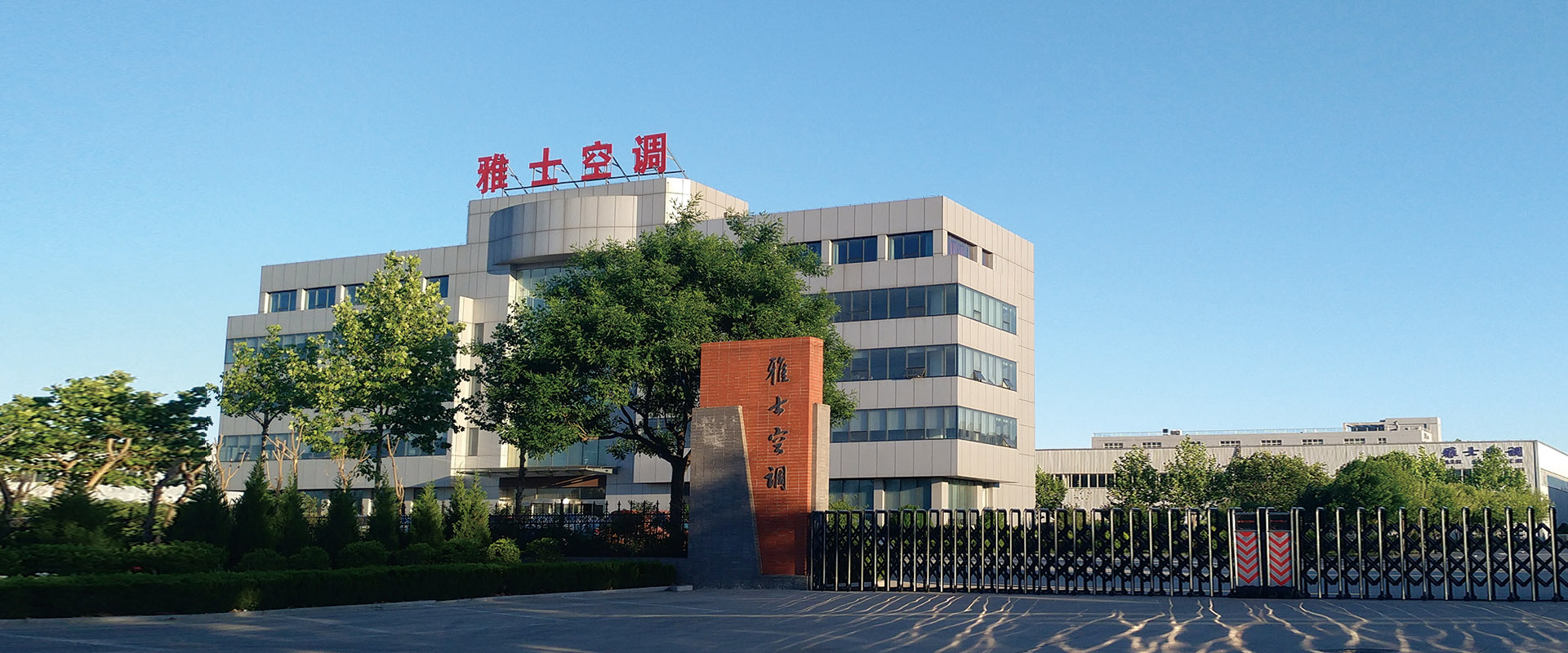 利用一系列固接在牽引鏈或膠帶上的料斗在豎直或接近豎直方向內(nèi)向上運(yùn)送散料